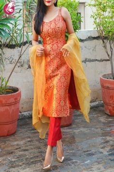 Red Chudidhar Designs, India Kurta For Women, Suit Design With Pants, Banarasi Silk Kurta Set, Brocade Kurta Designs Women, Festive Wear Indian Kurti, Ruffle Kurti Design, Brocade Suits Designs, Kurti Pants Design Party Wear