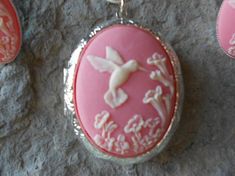 For sale are perfectly detailed, flawless (cream colored hummingbird on a perfect pink background) cameo pendant silver plated LOCKETS!!!! Gorgeous!!! About 2" long!!! They hold two photos inside (or keepsakes). The French Earrings are also silver plated, about 1" long and very nice quality!!  They are offered at a reasonable price, make perfect gifts, and are wonderful quality!!!!  and the chain is 22" .925 silver plated 1.2mm snake chain, with a lobster claw clasp!!!!  I make several varieties Elegant Pink Locket Jewelry, Nickel Free Cream Jewelry As Gift, Nickel-free Cream Jewelry For Gifts, Pink Hallmarked Jewelry For Anniversary, Pink Cameo Jewelry As A Gift, Pink Locket Jewelry Gift, Pink Cameo Jewelry For Wedding, Pink Cameo Jewelry For Formal Occasions, Nickel-free Pink Wedding Jewelry