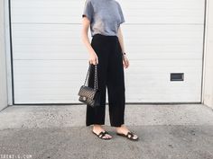 Black Hermes Oran Sandals Outfit, Hermes Oran Black, Oran Black, Hermes Oran Sandals Outfit, Hermes Sandals Outfit, Summer In Madrid, Flat Sandals Outfit, Trousers Outfit Casual, Hermes Slides