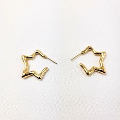 Elevate your style to celestial heights with our Stella Star Hoop Earrings. Crafted from stainless steel and plated in luxurious 18k gold, these earrings offer a touch of celestial elegance to any ensemble. The star-shaped open hoops add a unique and enchanting flair to your look, making them a must-have accessory for those who appreciate celestial-inspired fashion. Shine bright and embrace the magic of the cosmos with the Stella Star Hoop Earrings. Material: Stainless Steel - 18 k Gold plated Shape: stars opened hoops Size: approx. 1 in diameter Closing: earrings are secured by butterfly/push backs Lose A Stone, Pretty Rings, Shine Bright, Dream Ring, Star Shape, Beautiful Design, 18k Gold, Hoop Earrings, Amethyst