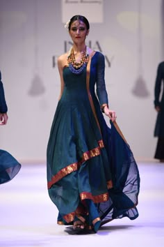 Orang India, Fashion Show Themes, Fashion Show Dresses, Sari Dress, Indian Gowns Dresses, Indian Gowns, Indian Couture, Dress Indian Style