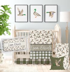 Duck Hunting nursery bedding items for your woodland and duck nursery! Personalized crib bedding with a super silky soft baby blanket, and coordinating crib sheets and more. 𝟐𝐏𝐂 𝐒𝐦𝐚𝐥𝐥 𝐁𝐥𝐚𝐧𝐤𝐞𝐭 𝐢𝐧𝐜𝐥𝐮𝐝𝐞𝐬: small minky blanket (30 x 40") crib sheet (choose between two options available) 𝟑𝐏𝐂 𝐒𝐦𝐚𝐥𝐥 𝐁𝐥𝐚𝐧𝐤𝐞𝐭 𝐢𝐧𝐜𝐥𝐮𝐝𝐞𝐬: small minky blanket (30 x 40") crib sheet (choose between two options available) throw pillow (16" x 16) 𝟒𝐏𝐂 𝐒𝐦𝐚𝐥𝐥 𝐁𝐥𝐚𝐧𝐤𝐞𝐭 𝐢𝐧? Luxury Crib, Duck Hunting Nursery, Luxury Crib Bedding, Green Crib, Watercolor Duck, Bedding Green, Hunting Nursery, Duck Nursery, Mallard Ducks