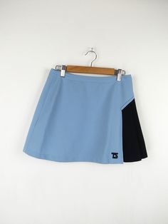 Tennisport 80s vintage tennis skirt, light blue and black Made in Italy Size M (pay attention to the measurements!) Measures Waist width: 36 cm (very elastic Total length: 36cm Condition: It is in excellent condition, with small, barely visible stains on one side Our garments are all vintage and second hand. Any signs of wear or defects are documented with photos and description. For any questions, photos, videos we are at your disposal.🌈 Blue Tennis Skort For Summer, Blue Stretch Tennis Skirt, Blue Stretch Tennis Skort, Blue Stretch Skort For Tennis, Blue Tennis Skort For Spring, Blue Casual Tennis Skort, Casual Blue Tennis Skort, Stretch Blue Pleated Tennis Skirt, Blue Stretch Pleated Tennis Skirt