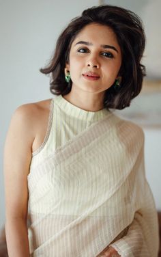 Saree With Bob Haircut, Onam Saree Blouse Ideas, White Blouse Designs For Saree, Sari Blouse Styles, Onam Outfits, Onam Saree, Pattern Blouses, Saree Painting Designs, Formal Saree