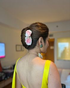 Hair Bun Wedding Style, Shoulder Length Hairstyles For Party, Knot Hairstyle Indian Wedding, French Knot Hairstyle Indian, Hair Bun Accessories Indian, French Bun Hairstyles Indian, Hair Buns For Wedding, Hair Bun With Saree, French Hair Style