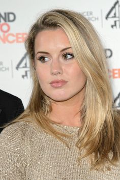 Caggie Dunlops eyes are popping and her skin is extremely dewy Caggie Dunlop, Skater Girl Style, Hair Inspiration Long, Straight Blonde Hair, Mid Length Hair, Side Part, Long Straight Hair, Hair Envy