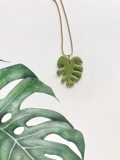 For the plant lover inside of you 🌿 I handmade this monstera leaf out of polymer clay and mounted it on a gold plated necklace.  Let me know if you would like your leaf in another colour.  + Monstera dimensions: 4 x 3 x 0,5 cm Choose the necklace length you would like: 14-16-18-20-24-30 inches + Chain thickness: +/- 1mm The pictured necklace might not be the exact one you receive, so please allow for variances, as each one is handmade and will be slightly unique. Your necklace will be sent gift Handmade Green Leaf Necklace, Handmade Green Polymer Clay Necklace, Mini Clay Art, Leaf Clay, Mini Clay, Necklace Polymer Clay, Monstera Deliciosa, Clay Necklace, Send Gift