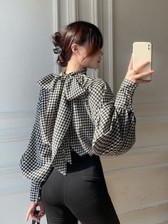 This shirt is perfect for those who are looking for a new shirt for a good price. It is fashionable, stylish, and it will look great on anyone who wears it. Ladies Chiffon Shirts, Lantern Sleeved Blouses, Loose Top, Collars For Women, Chiffon Shirt, Vintage Elegant, Loose Tops, Lantern Sleeve, Office Lady