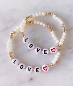 Cheap Cute Heart Bracelet With Round Beads, Bracelet Ideas Letters, Bracelet Perle Aesthetic, Valentines Bracelet Ideas, Valentines Beaded Bracelet, Valentine’s Day Jewelry, Valentine’s Day Bracelet Ideas, Ideas Para Collares, Friendship Bracelet Patterns With Beads