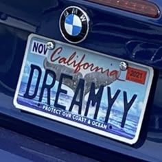 a license plate on the back of a blue car that says, california dreamy