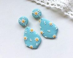 Very delicate light blue earrings with small daisies will be nice addition to summer outfits.Earrings are made from polymer clay. Size Daisy Lee, Light Blue Earrings, Succulent Jewelry, Earring Inspo, Clay Studs, Polymer Clay Flower Jewelry, Diy Earrings Polymer Clay, Blue Clay, Polymer Earrings