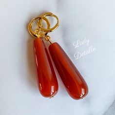 "Real CARNELIAN Teardrops, Regency Earrings, Inspired by Emma, 16k Gold plated brass, reproduction historic, real CARNELIAN earrings, gold These natural dark AMBER Red Brown CARNELIAN Teardrop earrings were inspired by extant examples of the era, and inspired by the ones worn in 2020's EMMA! Designed with Regency (1800-1815) and late Regency/Romantic (into the 1830's) in mind, but also work great for other eras. This listing is for a pair of reproduction historic real carnelian Teardrop stones i Regency Earrings, Jane Austen Emma, Regency Jewelry, Orange Jewelry, Carnelian Earrings, Carnelian Jewelry, Jewelry Real, Carnelian Stone, Red Earrings