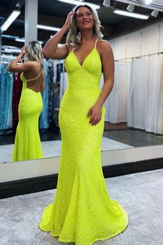 Sirena Spaghete curele Lime Green Prom Dresses, Yellow Prom Dress, Feather Prom Dress, Yellow Prom, Prom Dress Pictures, 2023 Prom, Prom Inspo, School Dance, Long Prom Dresses