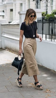 Capsule Clothing, How To Wear Culottes, Culottes Outfit, Stil Boho, Business Outfits Women, K Fashion, Tan Pants, Summer Work Outfits