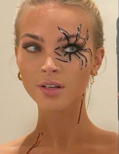 Spider Eye Face Paint, Simple Halloween Makeup Looks Eyeliner, Easy Spooky Halloween Makeup, Spooky Makeup Ideas, Spider On Face Makeup, Animal Makeup Easy, Halloween Makeup For School, Spooky Face Paint