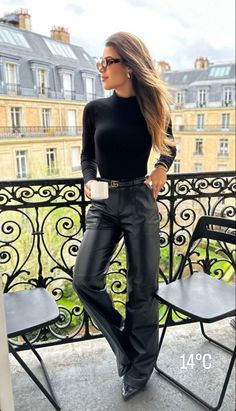 e820a45f1dfc7b95282d10b6087e11c0desc54630225ri New Look Fashion, Leather Pants Outfit, Mode Zara, Woman Style, Elegante Casual, Paris Outfits, Looks Chic, Winter Fashion Outfits, Fall Outfits Women