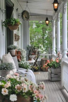 Country Farmhouse Furniture, Interior Styles Guide, Vintage Porch, Backyard Garden Landscape, Country Porch, Outdoor Entertainment, Porch And Balcony, Cottage Life