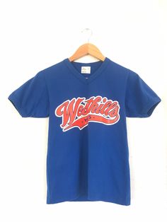 This west hills Mets tee is tagged a youth large but could also fit a women's XS. Ive provided measurements in the photos for an accurate fit ✨(7) Throwback Team-colored Cotton Baseball Jersey, Collegiate Baseball Jersey With Graphic Print, Game Day Baseball Jersey With Graphic Print, Throwback Cotton Baseball Jersey For Game Day, Vintage College T-shirt With Lettering, Varsity Cotton Baseball Jersey For Fans, Cotton Fan Apparel Baseball Jersey For Game Day, Varsity Style Cotton Baseball Jersey For Fans, Cotton Baseball Jersey With Team Logo