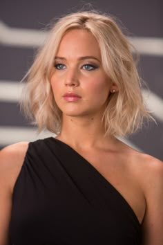 Jennifer Lawrence Blonde, Jennifer Lawrence Short Hair, Choppy Bob Hairstyles, Short Wavy Hair, Short Wavy, Short Blonde, Jennifer Lawrence