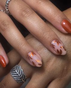 Discover a variety of classy and simple Thanksgiving nail designs that are perfect for fall! Whether you love earthy autumnal colors or more subtle shades, you'll find the perfect nail art ideas to complement your holiday look. For example, these burnt orange nails with leaves are just so elegant! Early Fall Nail Colors, Pumpkin Spice Nails, 30 October, Thanksgiving Nail