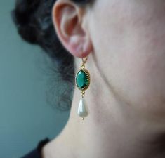 Emerald and Pearl Crown Earrings 16th Century Jewelry, Vintage Pasta, Crown Earrings, Reine Elizabeth, Blue Crystal Earrings, Big Pearl, Aquamarine Earrings, Bold Jewelry, Halo Earrings