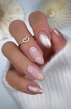 Snowflake Nail Design, Summery Nails, Girly Acrylic Nails, Casual Nails, Rose Gold Nails, Short Square Acrylic Nails, Almond Nails Designs, Snowflake Nails