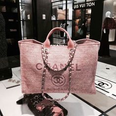 Sac Louis Vuitton, Canvas Beach Bag, Pink Chanel, Sierra Leone, Replica Handbags, Coco Chanel, Chanel Handbags, Shoulder Handbags