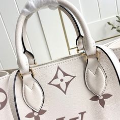 Fashion Lu-Vi bags - 3891 A+ Excellent Quality copies; Contact us if you've any questions in your mind. Trendy Tote, Zippered Tote, Celine Bags, Cute Bag, New Handbags, Burberry Bag, Satchel Bags, Crossbody Shoulder Bag, Wellness Design