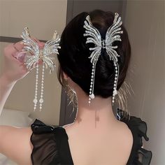 Pearl Chain Tassel Butterfly Chignon Claw Clip Hair Clip This Pearl Chain Tassel Butterfly Chignon Claw Clip Hair Clip is a perfect combination of elegance and cuteness. With a delicate pearl chain and a charming butterfly design, this hair clip will add a touch of sophistication to any hairstyle. Its secure claw clip ensures all-day hold, making it a must-have accessory for any occasion. Hair Accessories Clips, Butterfly Hair, Fashion Hair Accessories, Hair Game, Metallic Hair, Hair Claws & Clips, Korean Hairstyle, Pretty Jewellery, Perfect Hair