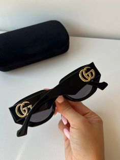 Gafas de sol Gucci GG1421S 001 nuevas. 



 Forma de ojo de gato con borde grueso.
 Protección 100% UVA y UVB. Lente marrón oscuro.
 Tamaño de ojos de 51 mm. Tamaño del puente de 20 mm. Tamaño de patillas de 145 mm.
 Hecho en Italia.
 Viene con un estuche rígido de terciopelo en tonos joya de Gucci, una bolsa de satén, un paño de limpieza y tarjetas.
 100% auténtico y sin uso. Gucci Cat Eye Polarized Sunglasses, Gucci Cat Eye Sunglasses With Tinted Lenses, Gucci Cat-eye Sunglasses With Uva Protection, Gucci Cat Eye Sunglasses With Uva Protection, Gucci Cat Eye Sunglasses With Uv Protection, Trendy Gucci Cat Eye Sunglasses With Uva Protection, Trendy Gucci Cat Eye Sunglasses With Uv Protection, Trendy Gucci Cat Eye Sunglasses With Polarized Lenses, Trendy Gucci Cat Eye Sunglasses With Tinted Lenses