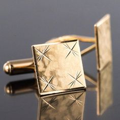 Pair of cufflinks in 18 karat yellow gold, eagle's head hallmark. Square shaped, these retro cufflinks are chiseled with four stars on a matte background. The attachment system is an articulated stick. Height: 12.8 mm, Width: 12.8 mm approximately, Thickness: 0.7 mm, Carabiner length: 18.9 mm. Total weight of the jewel: approximately 7.4 g. Authentic antique jewel - French work from the 1970s.  Very sober gold cufflinks. Matte Background, Gold Cufflinks, Eagle Head, Hallmark, Cufflinks, 1970s, Fine Jewelry, Yellow Gold, Yellow