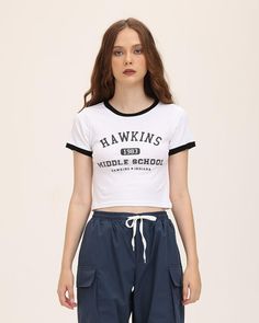 Model (WearingXS):•Â?/span>Height: 174cm | Bust: 80cm | Waist: 60cm | Hips: 89cm | Shoes: 38cmDetails: White T-shirt with Hawkins letter printsTop Length: NormalSleeve Length: Short SleevesMaterials:95% Polyester + 5% Spandex Fitted Retro T-shirt With Logo Print, Cropped Crew Neck T-shirt With Graphic Print For College, Graphic Print Cropped Cotton T-shirt For College, Graphic Print Cotton Cropped T-shirt For College, Retro Crew Neck T-shirt For School, Retro Text Print T-shirt For School, Retro School T-shirt With Text Print, Cropped Cotton T-shirt With Short Sleeves, 90s Style White T-shirt For College