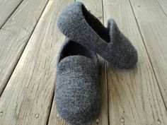 Men’s Size 8-14! These slippers have a high ride heel and sides. They are designed to cover the top of the foot for maximum coverage, with a rounded upper. Felted Slippers Pattern, Mens Loafer, Knitting Short Rows, Knitted Slippers Pattern, Wool Knitting, Felt Pattern, Felted Slippers, Slippers Pattern, Loafer Slippers