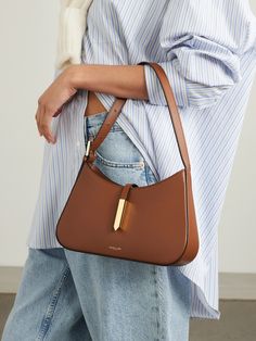 Drawing inspiration from the "dynamism of city life", DeMellier's sleek 'Tokyo' bag has been handcrafted in Spain from smooth leather with hints of glimmering gold-tone hardware. It's perfectly sized to fit daily essentials such as your phone, keys and wallet. Structured Bag Outfit, Demellier Bags Outfit, Brown Handbag Outfit, Bag Photography Ideas, Brown Bag Outfit, Demellier Bags, Demellier London, Bags Photography, Porter Bag