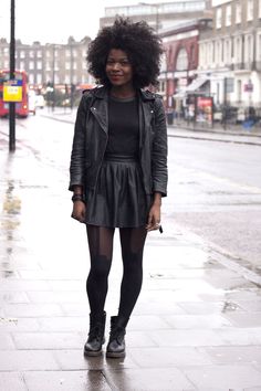 Black Skater Skirt Outfit, Black Leather Skater Skirt, Skirt With Tights And Boots, Skirt With Tights, Skater Skirt Outfit, Grunge Outfits Winter, Leather Skater Skirt, Skirt Styling, Leather Skater Skirts