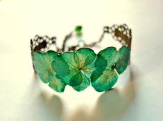 Plant Bracelet, Unique Trinkets, Birthday Boho, Epoxy Ideas, Modern Jewellery Design, Handmade Jewlery, Jewelry Nature, Resin Jewelry Diy, Green Gift