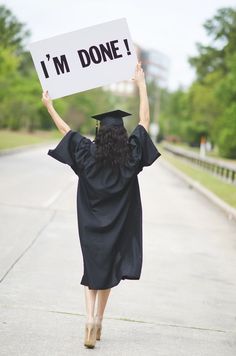 Graduation Pictures Props, Graduation Picture Props, Diy Senior Pictures Guys, Graduation Tips, Graduations Ideas, Graduation Goals, Graduation Pose, Graduation Pic Ideas