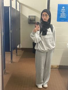 Highschool Outfits Hijab, School Outfits Highschool Hijab, Hijab Sweatpants Outfit, Hijabi Leggings Outfit, Comfy Hijabi Fits, Grey Sweatpants Outfit Hijab, Hijabi Tracksuit Outfit, Outfit Ideas For Women Hijab, Comfy Hijabi Outfits