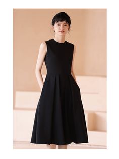 A sleeveless dress with a gently flared hem that gives you the look of a movie actress. This item is sewn high at the waist and creates a beautiful silhouette. Wear it with a cardigan or jacket for all seasons. 
 
 
 
 
 
 
 
 
 
 
 
 
 
 
 
 Size 
 
 
 S size 
 
 
 Length: 110cm 
 Shoulder width: 36cm 
 Bust: 85cm 
 Waist: 68cm 
 
 M size 
 
 Length: 111.5cm 
 Shoulder width: 37cm 
 Bust: 89cm 
 Waist: 72cm 
 
 L size 
 
 Length: 113cm 
 Shoulder width: 38cm 
 Bust: 93cm 
 Waist: 76cm 
 
 XL si Chic A-line Tea Length Dress With Pleated Bodice, Elegant Sleeveless A-line Fit And Flare Dress, Elegant A-line Fit And Flare Sleeveless Dress, Chic A-line Sleeveless Dress With Box Pleat, Elegant A-line Sleeveless Dress With Flattering Silhouette, Flattering A-line Sleeveless Dress For Work, Spring Sleeveless A-line Dress With Pleated Back, A-line Sleeveless Dress With Pleated Hem For Spring, Elegant A-line Sleeveless Dress With Pleated Hem