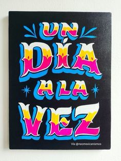 a sign that says un diaa al vez on the side of a wall