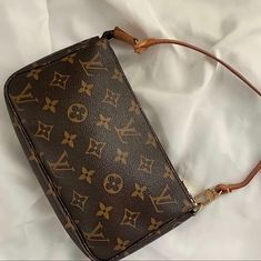 Small Lv Bag, Louie Vuttion, Luis Vuitton Shoulder Bags, Luis Vuitton Outfits, Louis Vuitton Bag Aesthetic, Louis Vuitton Wallet Aesthetic, Lv Wallet Aesthetic, Luis Vuitton Aesthetic Bag, Lv Purse Aesthetic