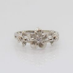 Vintage Sterling Silver White Topaz Flower & Turtle Ring ...Marked 925...Total of weights 2.4grams...Size 7...Measure of Face 8.7MM...It's in very good condition. A Turtle Ring, Filigree Ring, Favorite Rings, Ring Size 7, White Topaz, Rings Statement, Sterling Silber, Vintage Sterling Silver, Statement Rings