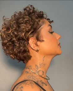 Pâm Goulart | Meu cabelo preferido é o brócolis iluminado 😆✨🥦 Atualizando o corte de manutenção após 1 mês ✂️ #transicaocapilar #cabelocurtocacheado… | Instagram Short Styles For Curly Hair, Shaved Curly Hair, Pixie Haircut Curly Hair, Short Haircuts Curly Hair, Curly Pixie Haircut, Short Natural Curls, Cabello Afro Natural, Short Natural Curly Hair, Black Hair Short Cuts