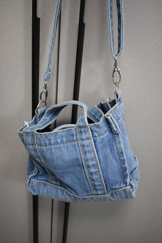 Si vous êtes à la recherche d'un sac de qualité supérieure qui fera tourner les têtes, alors le Sac Petra est fait pour vous ! Le design unique en jean denim est à la fois branché et élégant, tandis que les poignées de haute qualité ajoutent une touche de luxe. Les femmes de tous âges adoreront porter ce sac tendance partout où elles vont. Jeans Design, Denim Design, Luxury Women, Jeans Denim, Denim Fashion, Fashion Bags, Denim Jeans, Porter, Street Wear