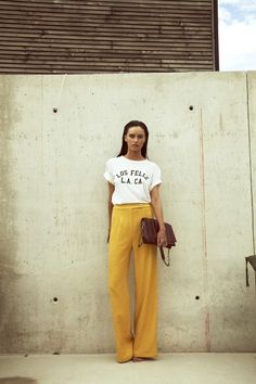 LA cool in mustard wide leg pants and a printed tee. Yellow Pants, Looks Street Style, Fashion Blogger Style, Mode Inspo, 가을 패션, 로고 디자인, Mode Inspiration, Looks Style, Inspired Outfits