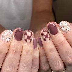 A cute and trendy nail design featuring checkerboard and floral patterns in sweet chocolate brown and white shades, inspired by Korean nail aesthetics. [Get the look: NO. 021 TURKISH ROSE, NO. 026 ULTRA WHITE] Inspiration: maddiedoesmanis on Instagram #jellynails #checkerboard #kbeauty Nails Checkered, Checkered Nails, Mauve Nails, September Nails, Glamour Nails, White Shades, Almond Acrylic Nails