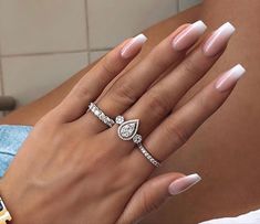 Acrylic Nails Chic, Stylish Nails Short, Ongles Beiges, Nails Short Square, Manicure Gel, Beige Nails, Work Nails, Classy Acrylic Nails, Short Square Acrylic Nails