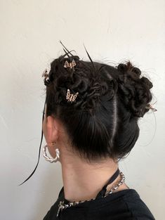 Cool Clip Hairstyles, 90s Spiked Buns, 90s Hairstyles Up, Twisty Buns Y2k, Space Buns Butterfly Clips, Butterfly Clip Aesthetic, 90s Hair Twists, Buns With Butterfly Clips