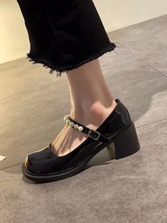 Minimalist Feminine Style, Dad Sandals, Black Femininity, Fresh Shoes, Popular Shoes, Fancy Shoes