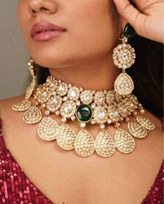 The majestically handcrafted kundan necklace set is an ode to the Indian tradition and intricate work handcrafted by the artisans. The bridal necklace embedded with high grade Faux Polki kundan and A Cabachon Cut Replica Green Emerald is a masterpiece inspired by Sabyasachi jewelry. The kundan Earrings paired with the necklace are perfect for all the beautiful brides-to-be! Pair this replica of an ancestral jewelry necklace set with your traditional ensembles and create a look to remember. Neckl Indian Bridal Necklace, Bridal Necklace Indian, Sabyasachi Jewelry, Necklace Closure, Indian Choker, Jewelry Kundan, Kundan Necklace Set, Sabyasachi Jewellery, Kundan Jewelry